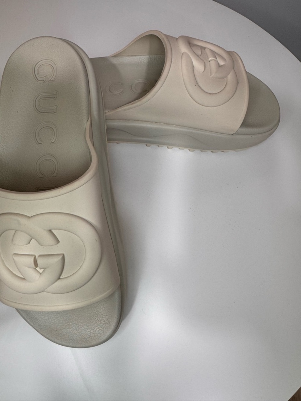 Gucci Interlocking G Rubber Slides Women Size ( 39 size) Cream Sandals - Picture 3 of 5